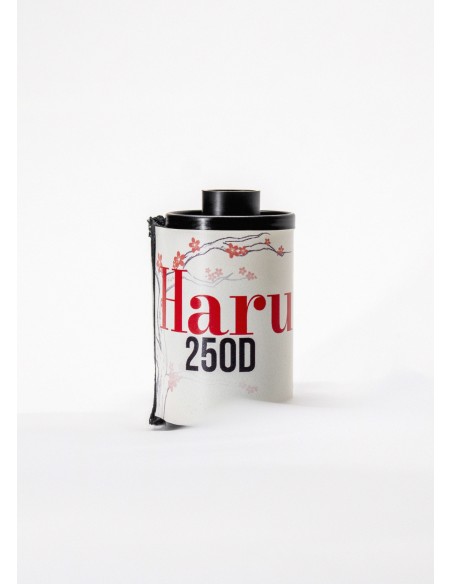 Haru 250D - Kodak Vision3 250D Con Remjet | Handspooled Miyagi | 35mm 36exp